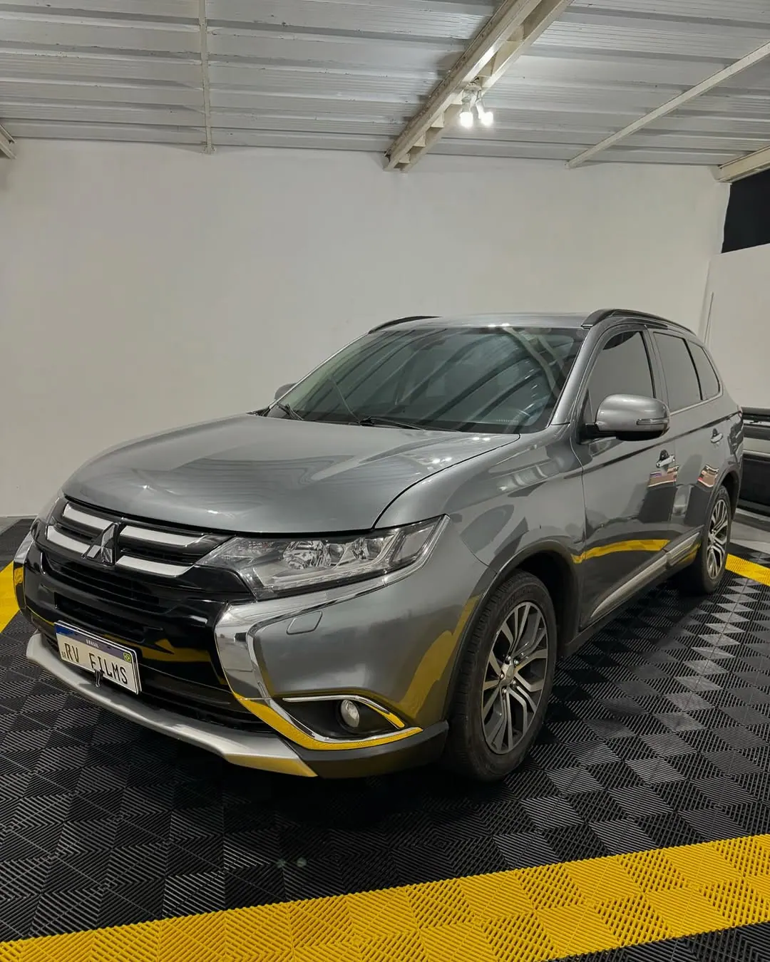 Mitsubishi Outlander na loja da RV Window Film, com película nano cerâmica