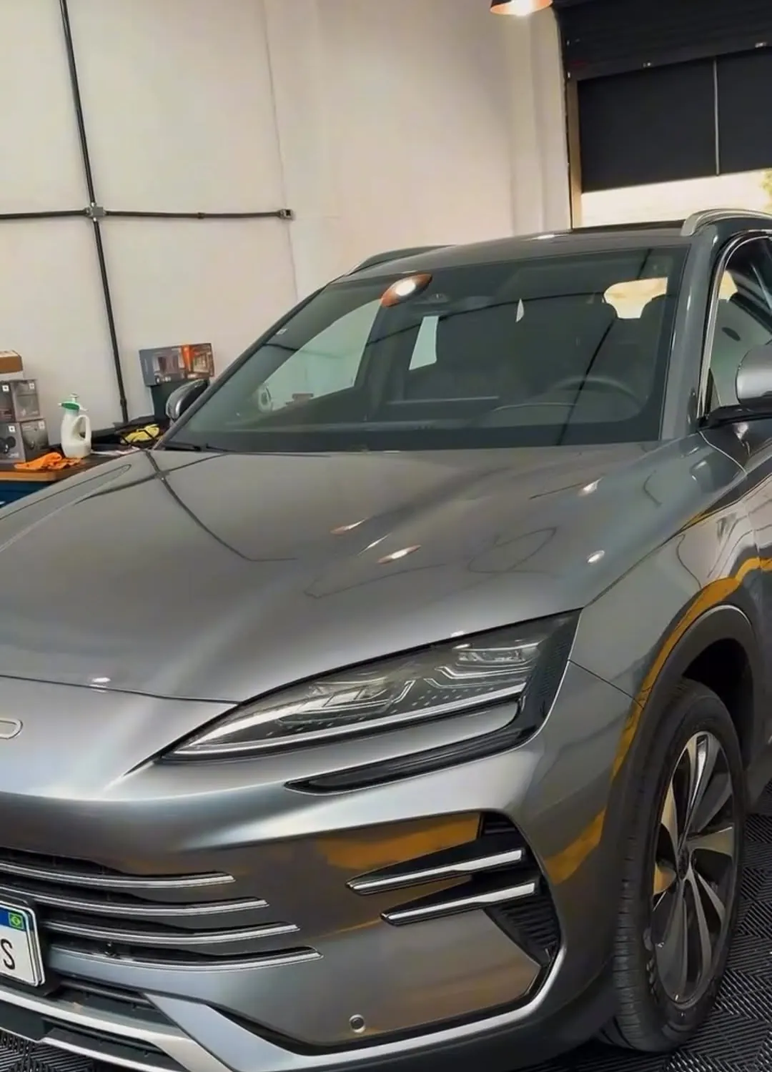 SUV elétrico BYD cinza na loja da RV Window Film, com o para-brisa claro depois da aplicação