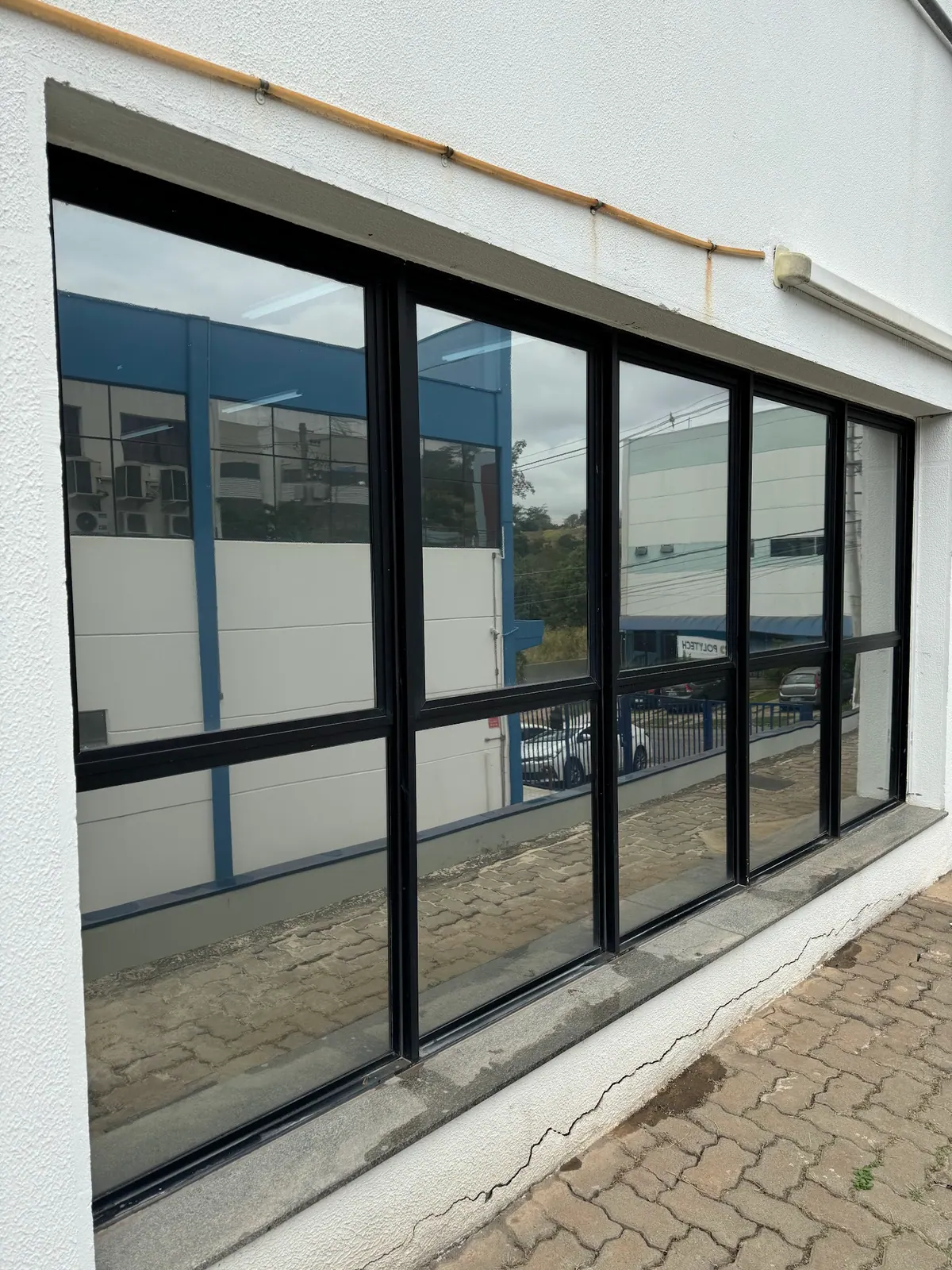 Janelas de um prédio comercial com película refletiva