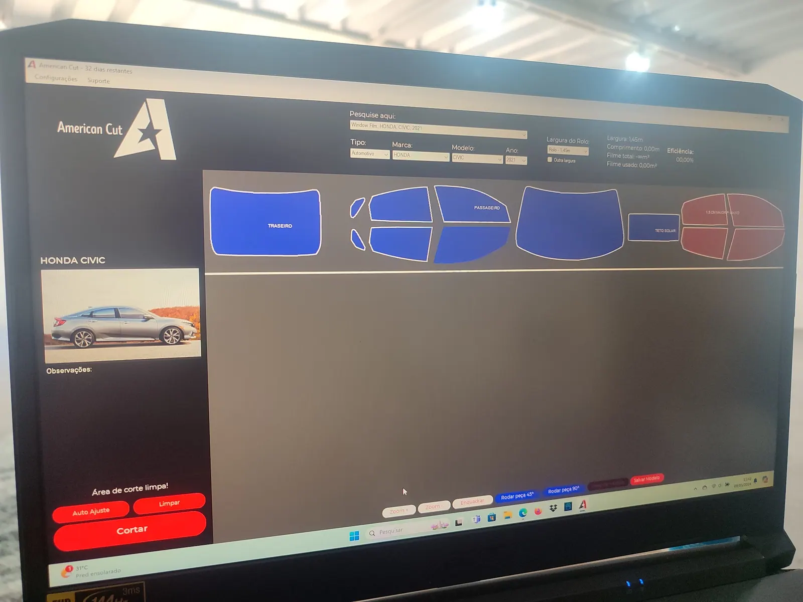 Tela do software de corte computadorizado com os moldes dos vidros de um carro